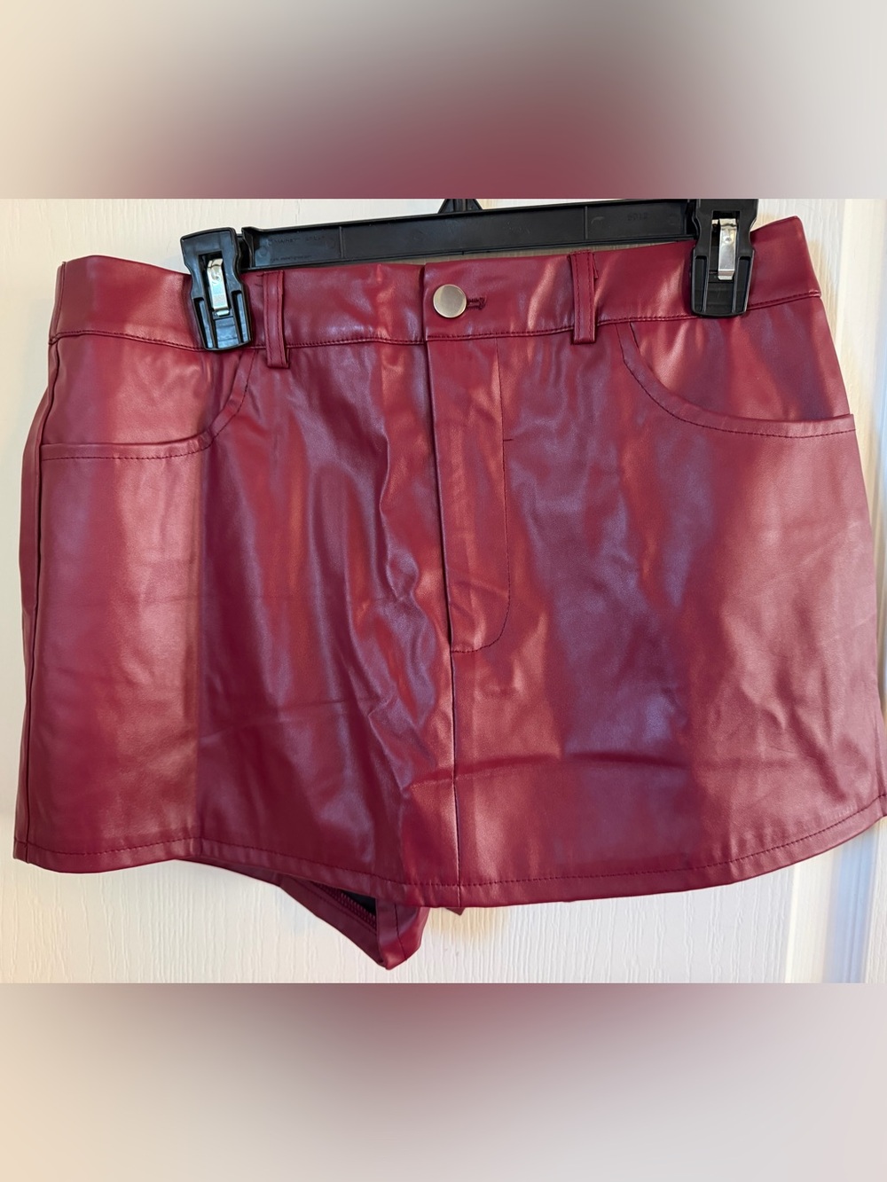 NWOT Vegan Leather Skort w/Pockets in Oxblood. Size L (waist stetches to 18”)